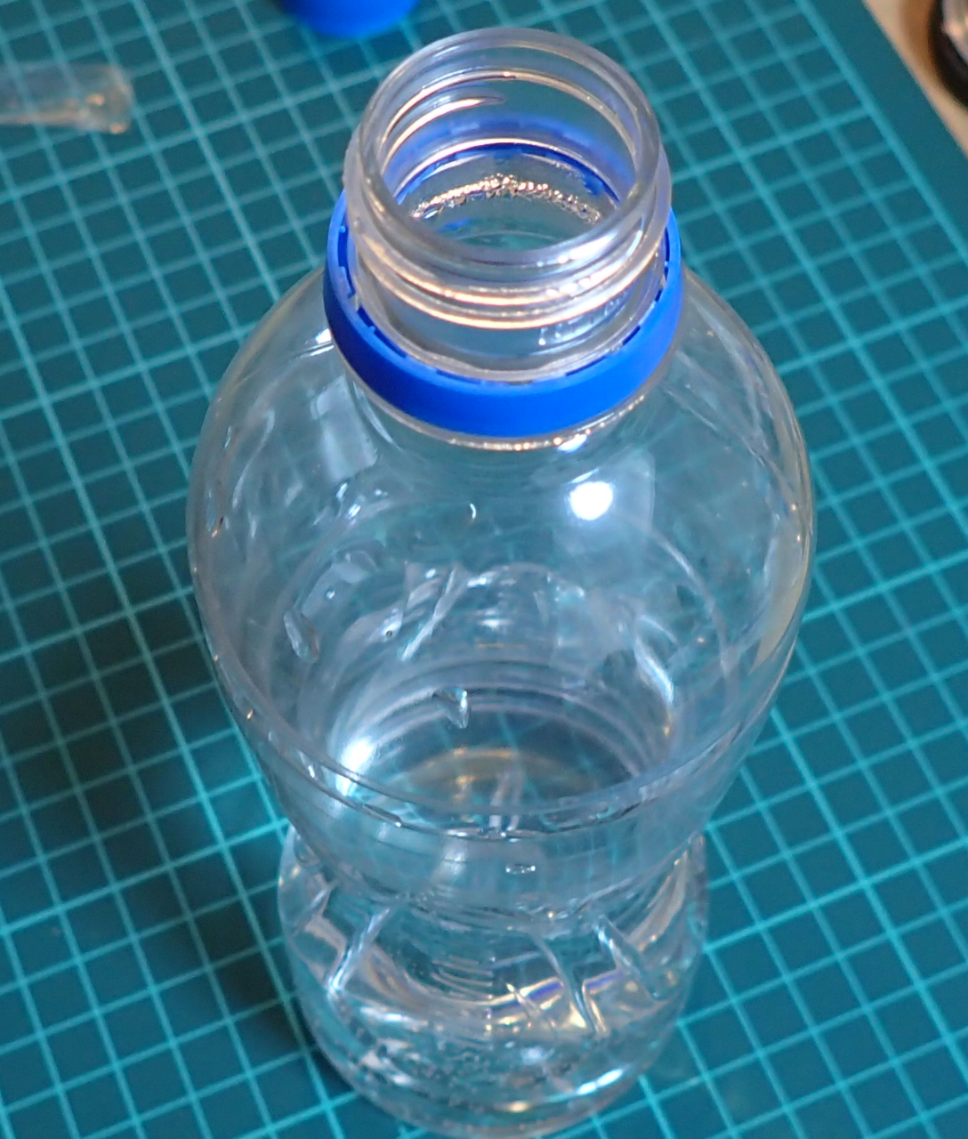 海水のもと(塩)を入れる